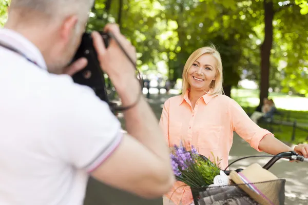 Mogen kvinna poserar — Stockfoto