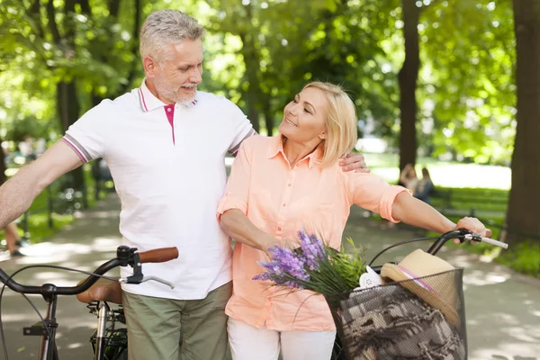 Älteres Paar verbringt Zeit miteinander — Stockfoto