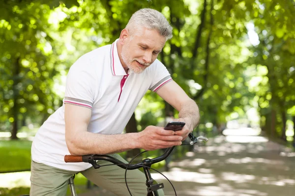 Взрослый мужчина с помощью мобильного телефона — стоковое фото