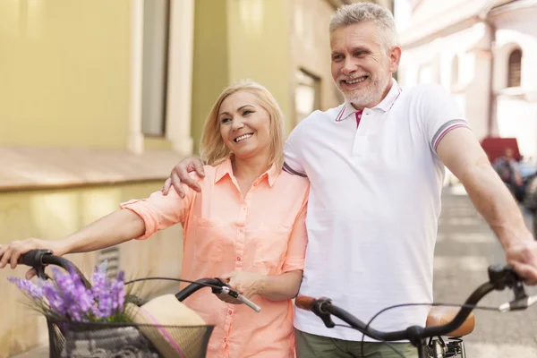 Casal maduro com bicicleta — Fotografia de Stock