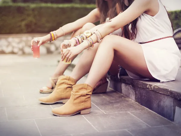 Hippie women sitting on curb — Stock Photo, Image