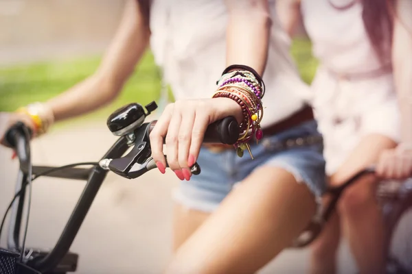 Boho meisjes rijden op fiets — Stockfoto
