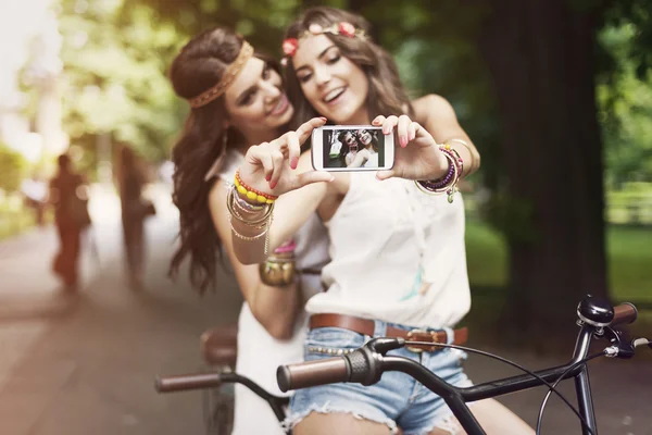 Hippie meninas tomando selfie — Fotografia de Stock