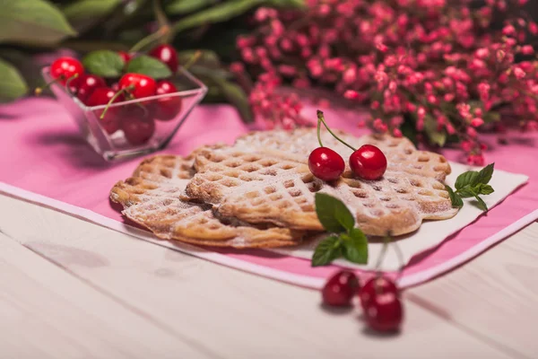 Färska våfflor med frukt — Stockfoto