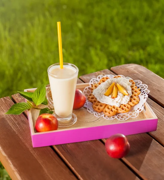 Waffeln und Milchshake — Stockfoto