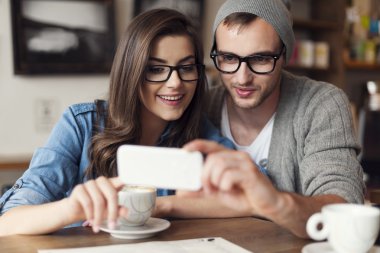 cep telefonu kullaranarak hipster Çift