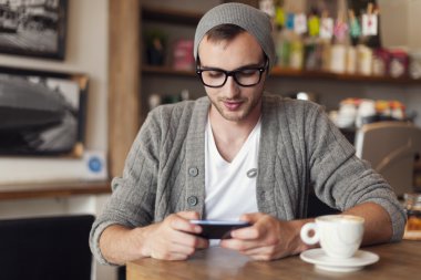 Ücretsiz internet keyfi adam