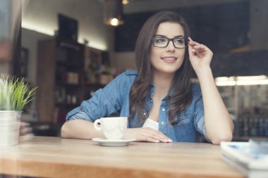 Cafe'de güzel bir kadın