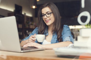 dizüstü bilgisayar kullanan hipster kadın