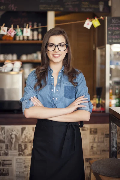 Cameriera nerd al lavoro — Foto Stock