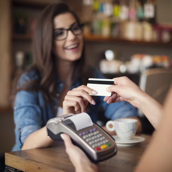 Vrouw die met een creditcard betaalt — Stockfoto