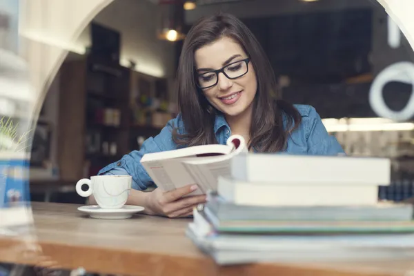 Hipster kvinna studerar på café — Stockfoto