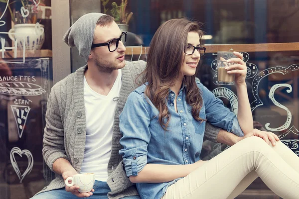 Vergadering met kop koffie (echt) paar — Stockfoto