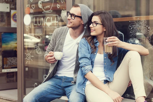 Snygg par på utanför café — Stockfoto