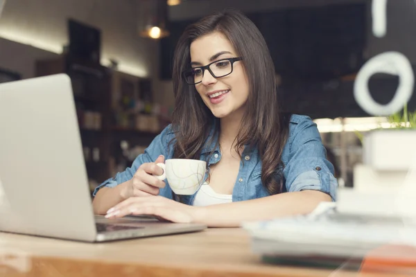 Hipster femme en utilisant un ordinateur portable — Photo