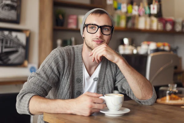 Uomo alla moda al caffè — Foto Stock