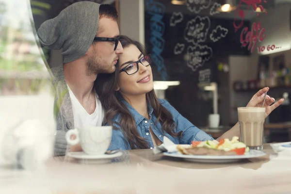 Pareja cariñosa en el café Imagen De Stock