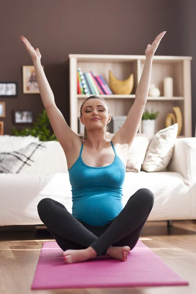 Mujer embarazada haciendo yoga — Foto de Stock