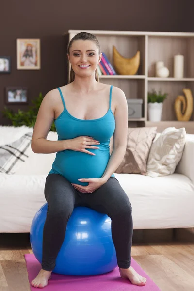 Mujer durante pilates en el embarazo — Foto de Stock