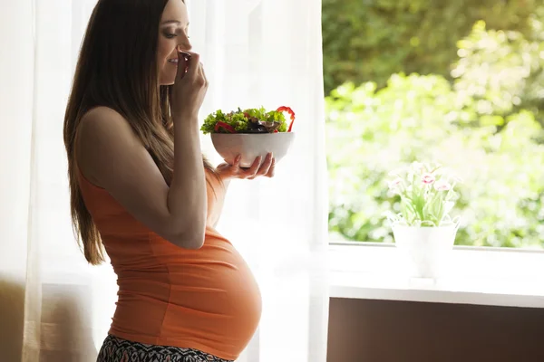 Mujer que cuida la salud de su bebé —  Fotos de Stock