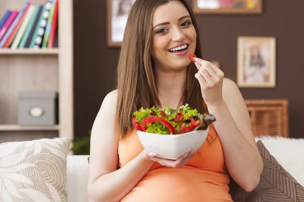 Έγκυος γυναίκα τρώει σαλάτα — Φωτογραφία Αρχείου