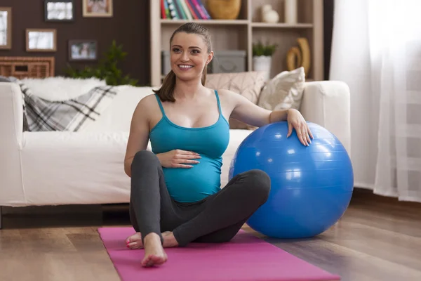 Pregnant woman exercising — Stock Photo, Image