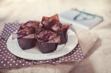 tatlı çörek, kahve ve kitap