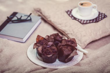 tatlı çörek, kahve ve kitap