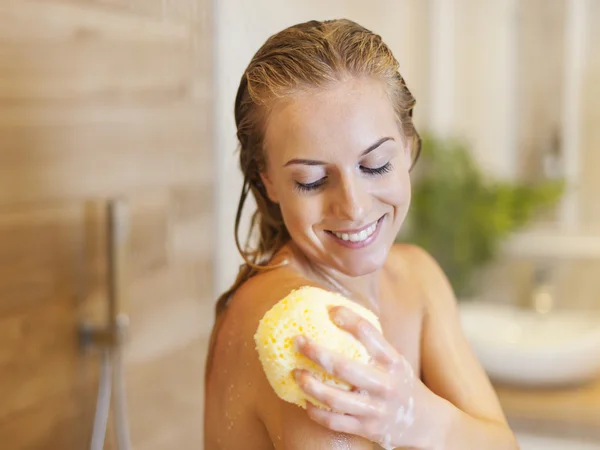 Vrouw nemen douche — Stockfoto