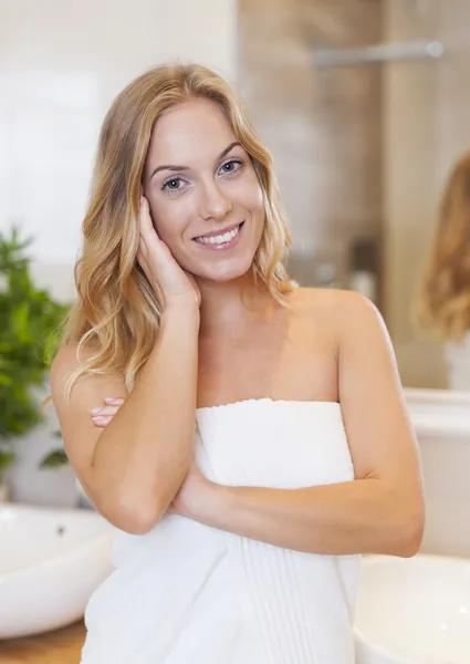 Mujer después de la ducha —  Fotos de Stock