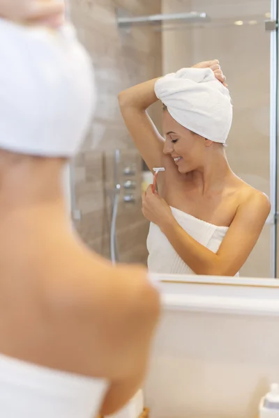 Woman shaving armpit — Stock Photo, Image