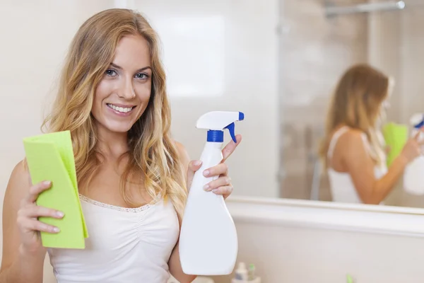 Woman is ready to cleaning bathroom — Stock Photo, Image