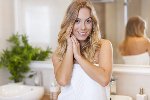 Belle femme dans la salle de bain — Photo