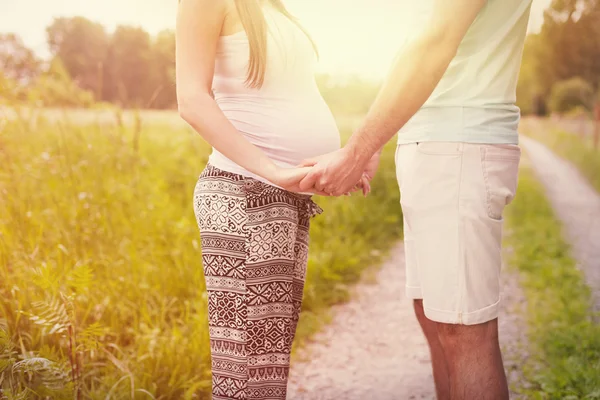 Älskande par i gravid — Stockfoto