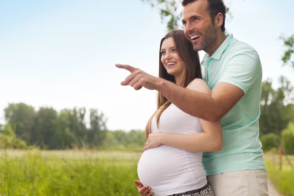 Verliefde paar in zwangere — Stockfoto