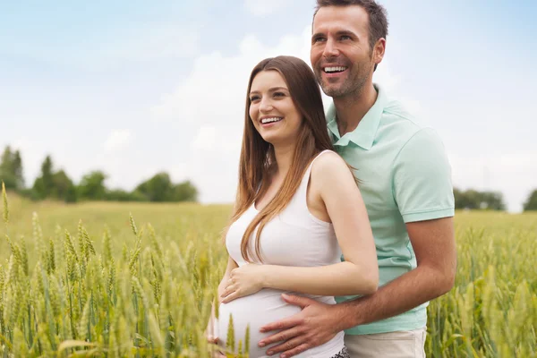 Donna incinta con marito — Foto Stock