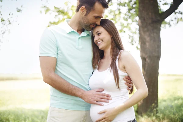 Casal amoroso em grávida — Fotografia de Stock