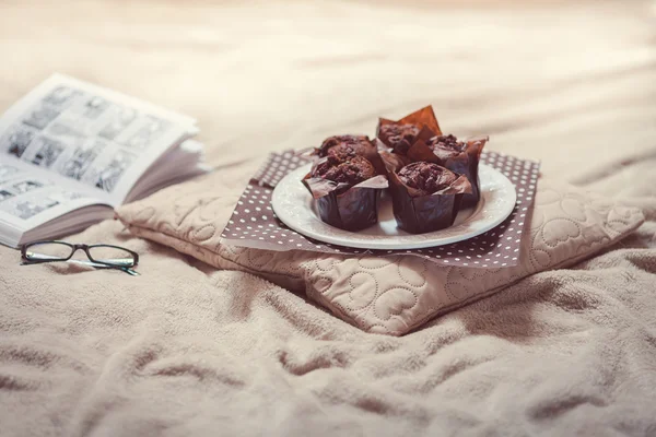 Muffins sucrés, café et livre — Photo