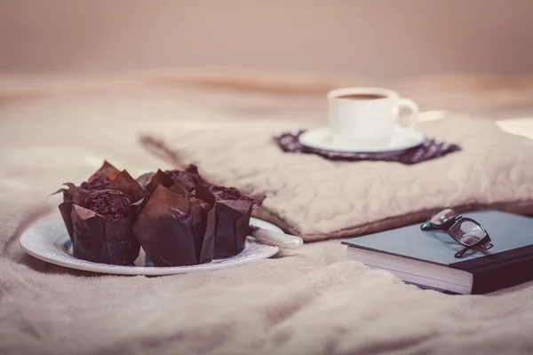 Muffins sucrés, café et livre — Photo
