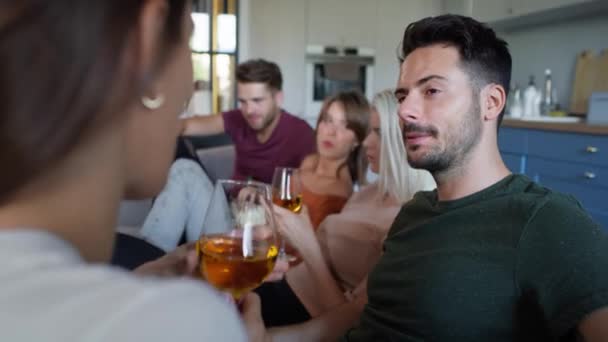 Volwassen Man Praat Met Meisje Het Huisfeest Opgenomen Met Red — Stockvideo