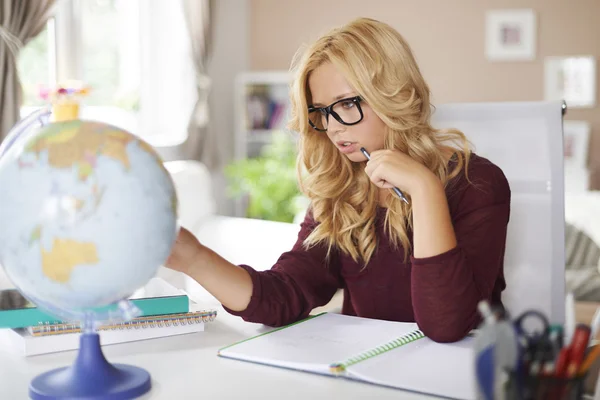Girl studying globe of earth — Stock Photo, Image