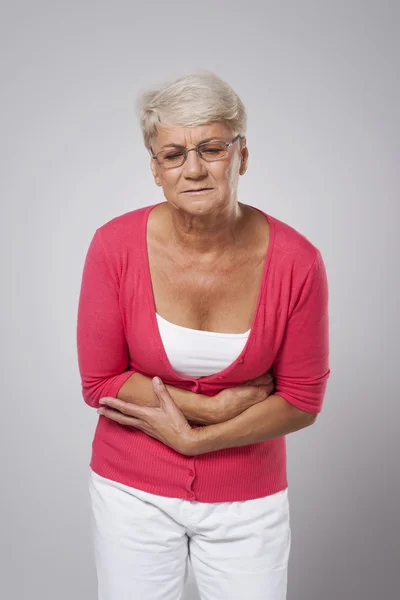 Mujer con dolor de estómago — Foto de Stock