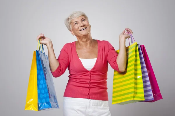 Mulher sênior com sacos de compras — Fotografia de Stock