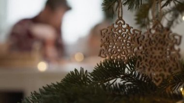 Baba ve küçük kız Noel 'i birlikte geçiriyorlar. 8K 'da kırmızı helyum kamerayla çekildi. 