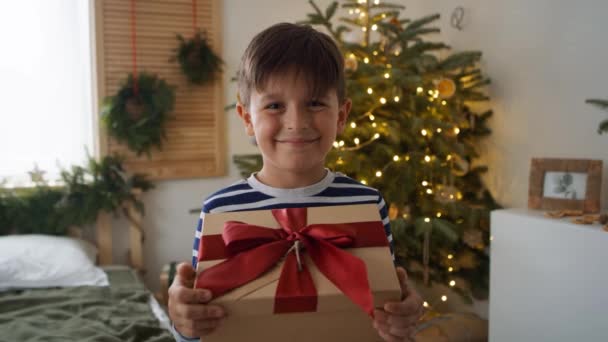 クリスマスの贈り物で笑顔の男の子の肖像画 8Kでレッドヘリウムカメラで撮影 — ストック動画