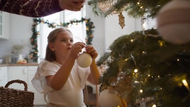 Father Daughter Decorating Christmas Tree Shot Red Helium Camera — Stock Video
