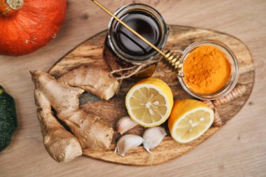 Sonbahar bağışıklığı için doğal malzemelerin üst görünümü