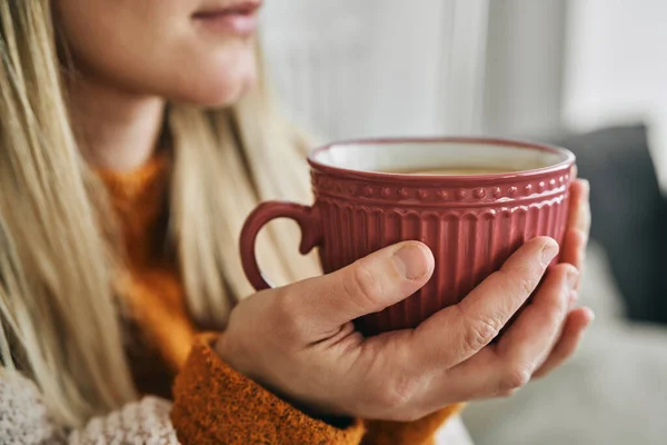 Onherkenbare Vrouw Die Een Kopje Hete Thee Vasthoudt — Stockfoto