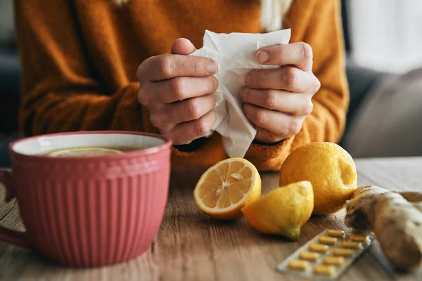 Mujer Enferma Irreconocible Con Tejido Ingredientes Inmunes —  Fotos de Stock