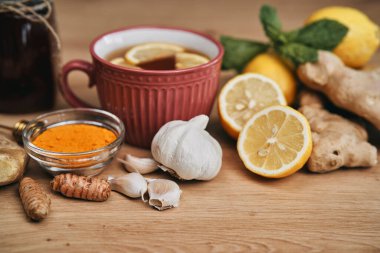 Kış çayının yatay bileşimi ve ahşap masanın üzerindeki doğal antioksidan.